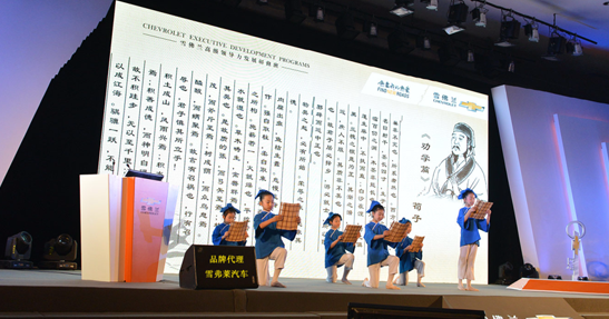 多媒体展示的设计特点是什么？